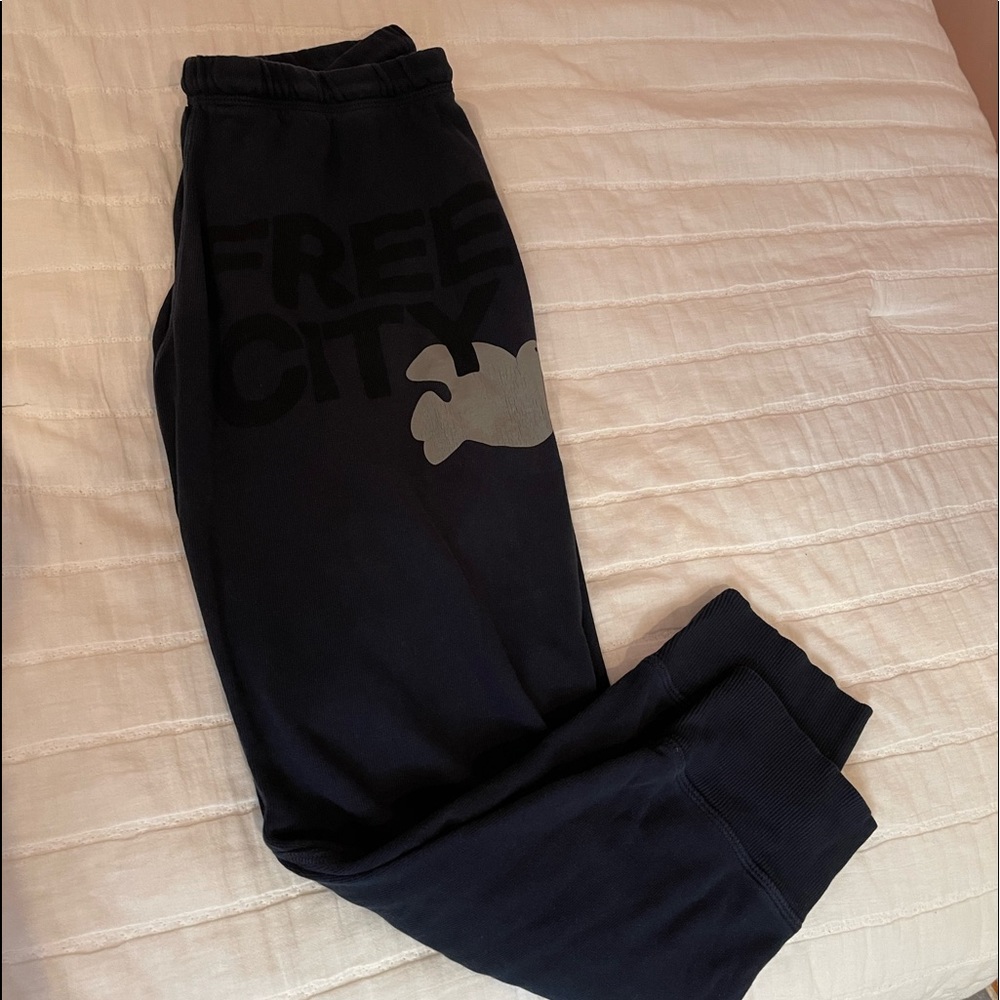freecity 3/4 sweatpants in navy